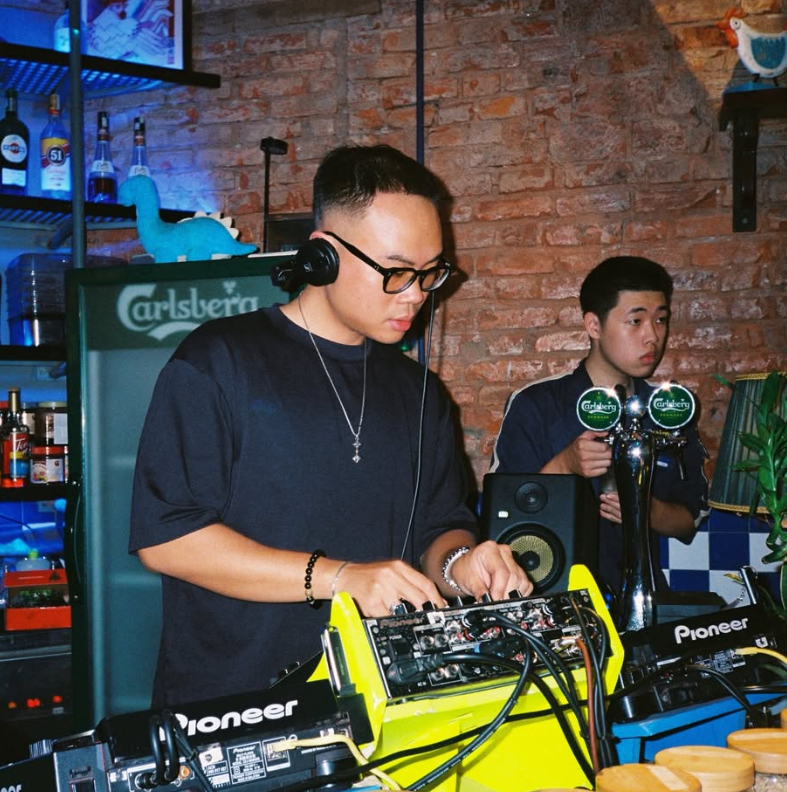 DJ Komga chơi nhạc sau bàn mix